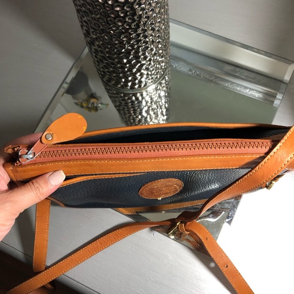 Classic Dooney & Bourke cross body bag - Picture 3 of 8